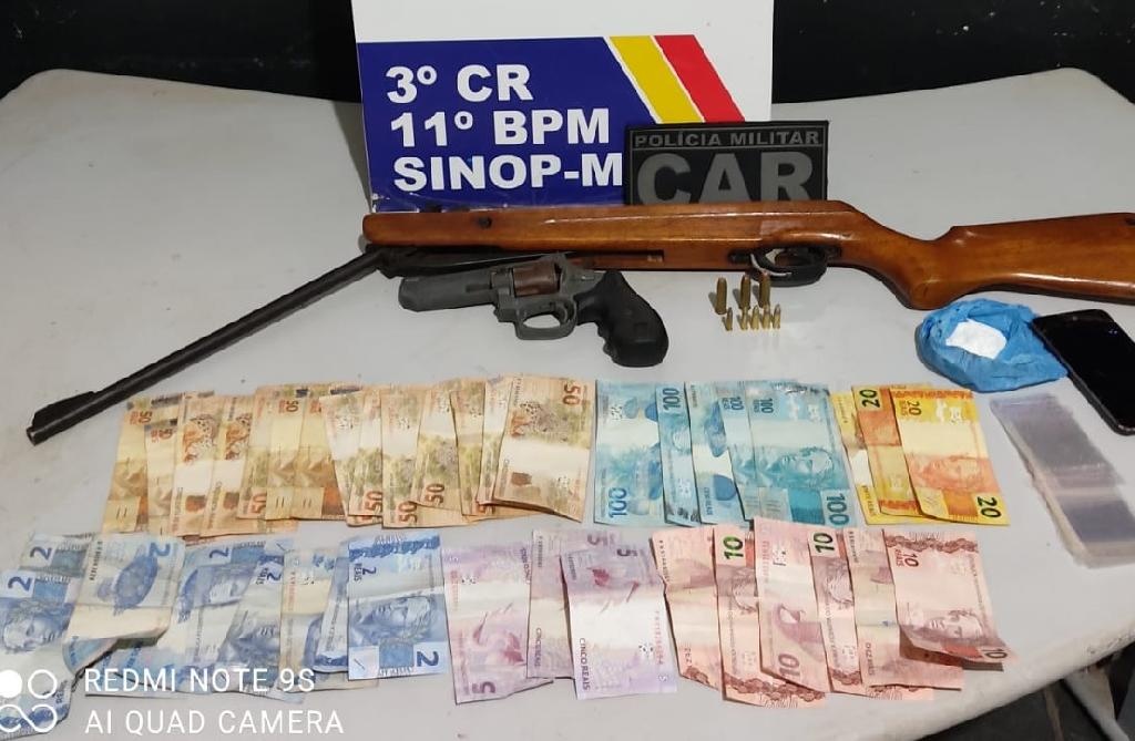 Policiais encontram armas de fogo, droga e foragido da justiça em bar