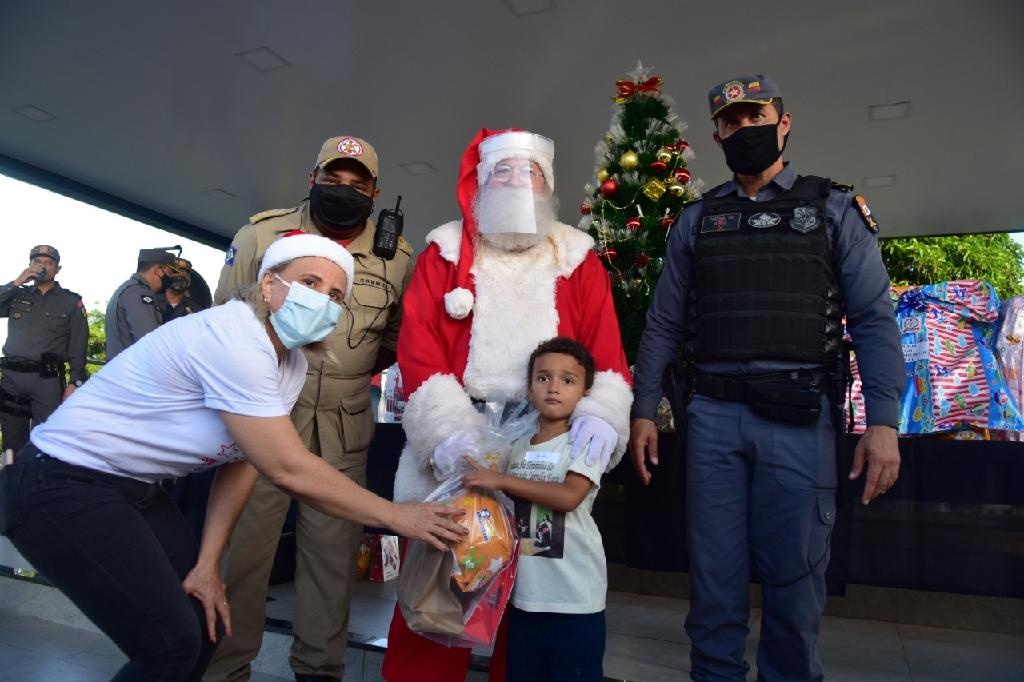 Parceria entre PM, Bombeiros e primeira-dama entrega mais de 400 presentes à crianças atendidas por instituições filantrópicas