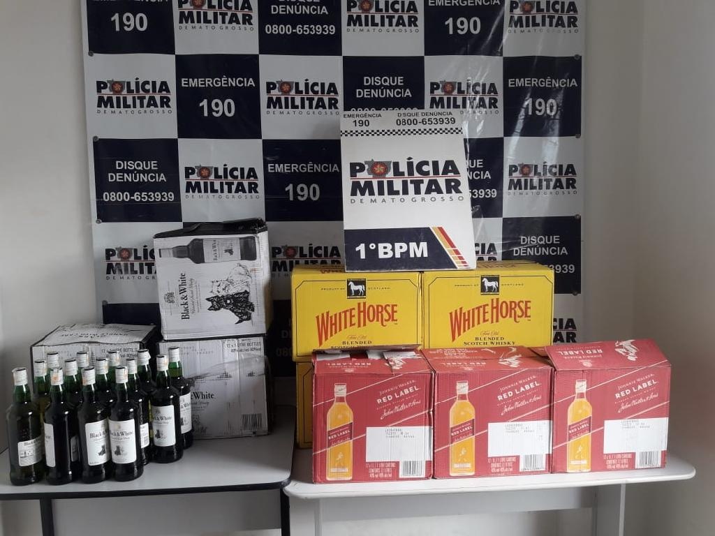 PM encaminha homem à delegacia com 132 garrafas de whiskys sem procedência