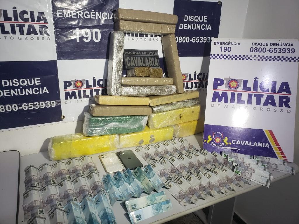 Cavalaria intercepta dupla e apreende 15 tabletes de maconha no Jardim Europa