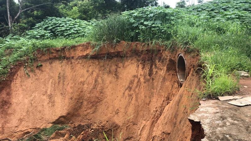 Chuvas abrem cratera e colocam em risco casas populares