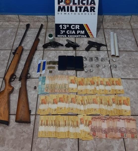 PM prende cinco suspeitos de facção criminosa com armas, droga e cestas básicas em Nova Xavantina