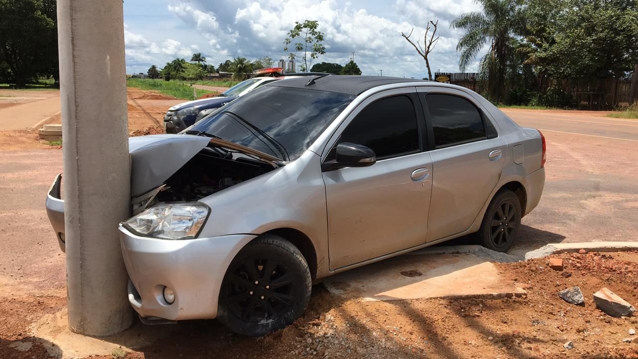 Carro atinge poste na rodovia MT-140 em Sinop