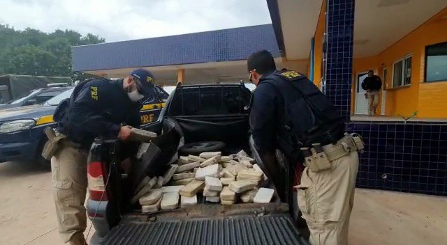 PRF prende casal transportando pasta base de cocaína em Várzea Grande