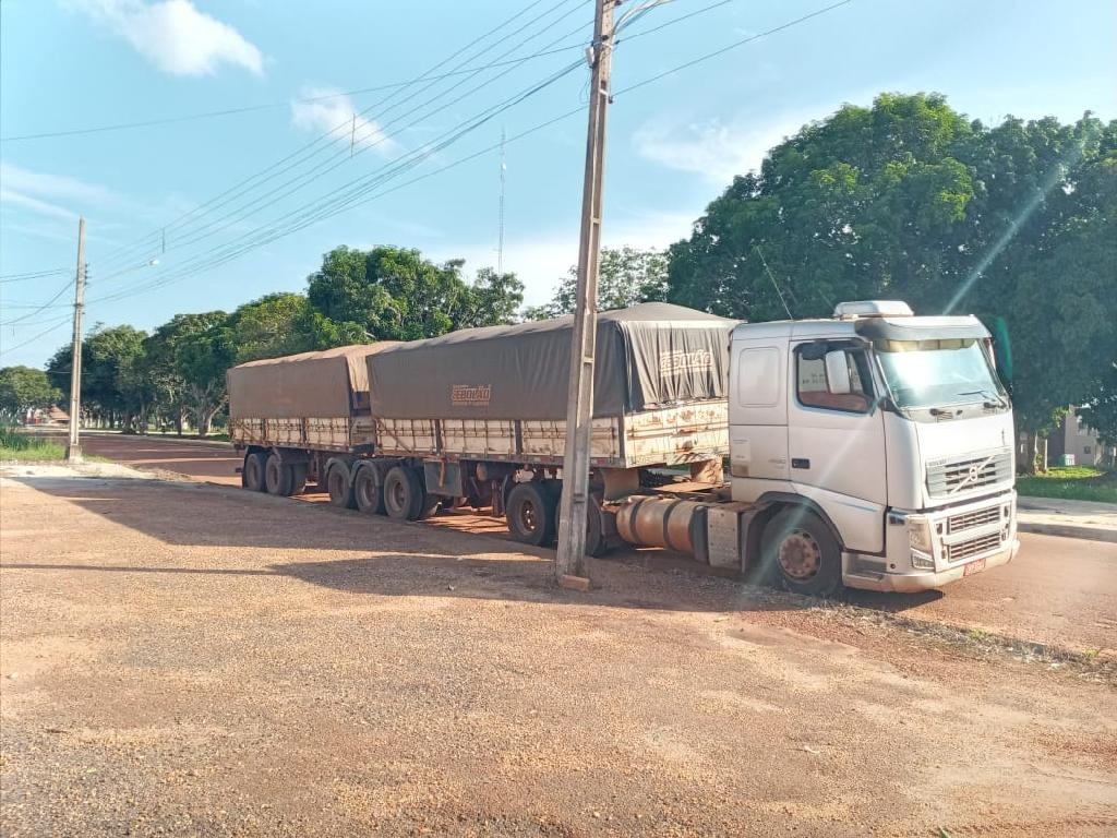 PM prende três e desmonta plano de furto de 47 toneladas de milho em silo de fazenda