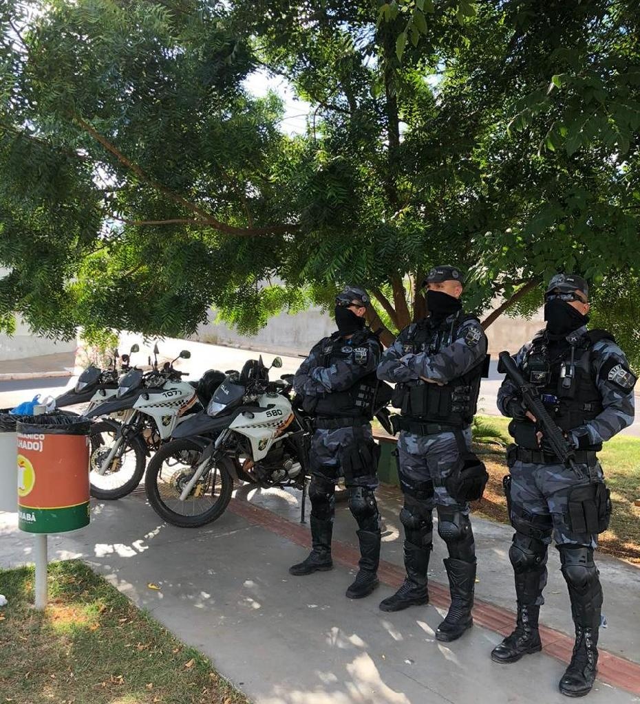 Cia Raio de moto-patrulhamento prende foragido que invadiu igreja durante culto