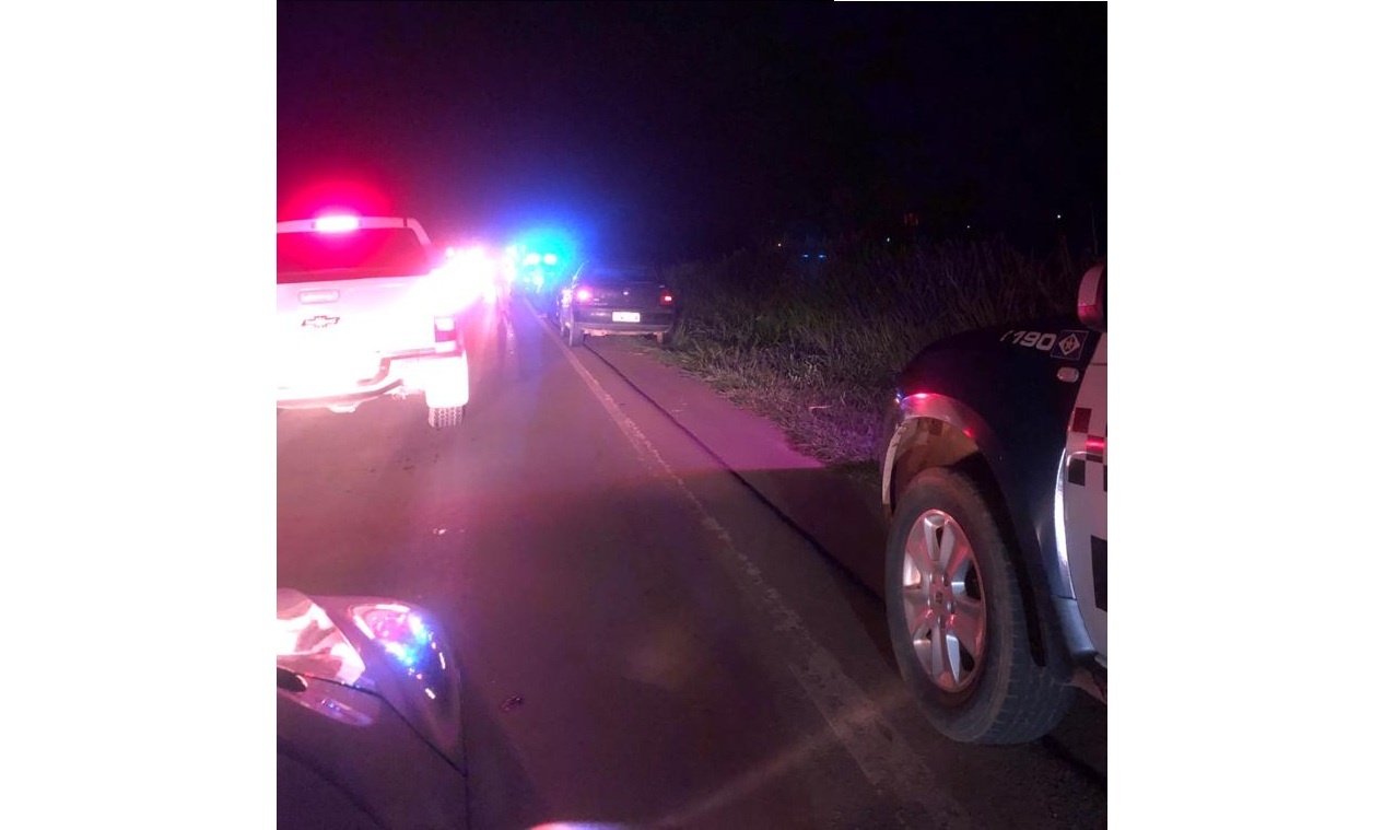 Motociclista morre após se envolver em acidente entre carro e caminhão