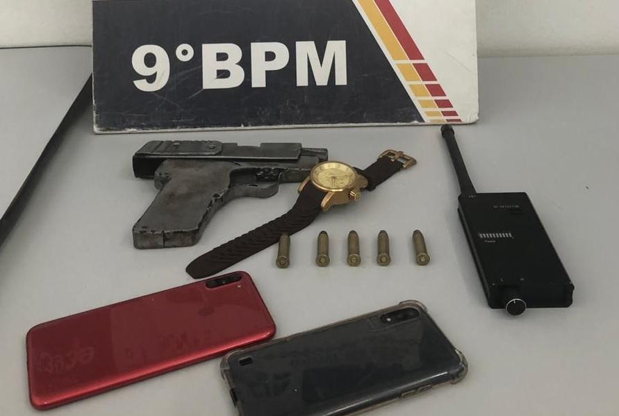 Mulher é detida com pistola artesanal e celular roubado de motorista de aplicativo