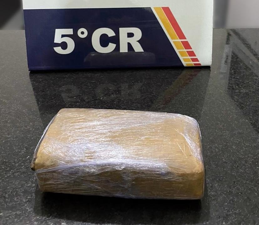 Morador encontra tablete de maconha durante limpeza de terreno e aciona a PM