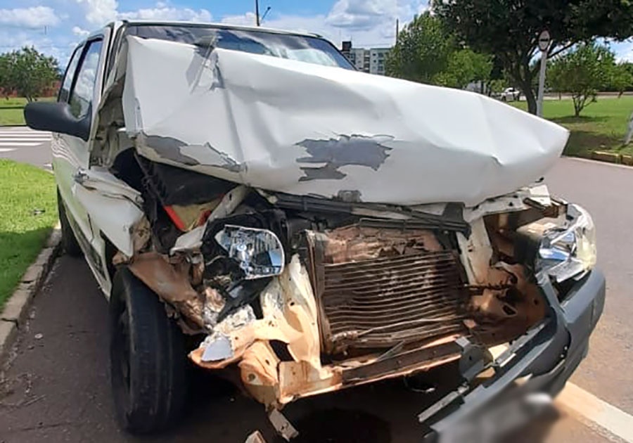 Carro derruba parte de muro após acidente em Sinop