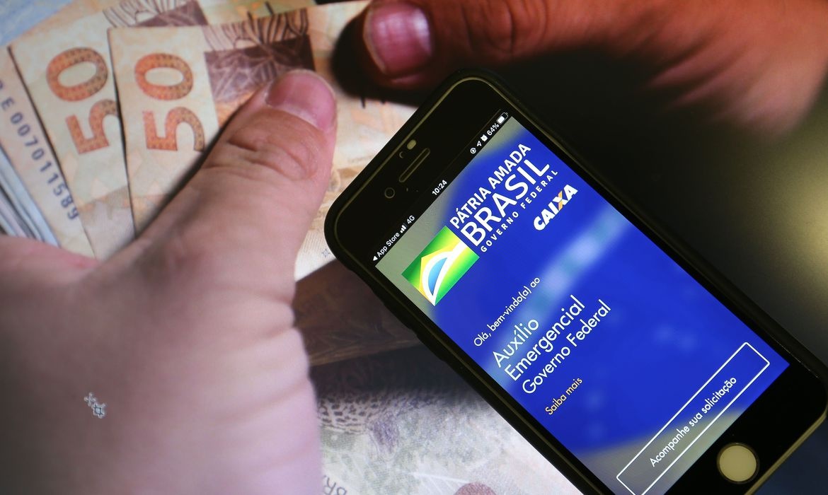 Caixa libera saque de última parcela do auxílio para os nascidos em abril