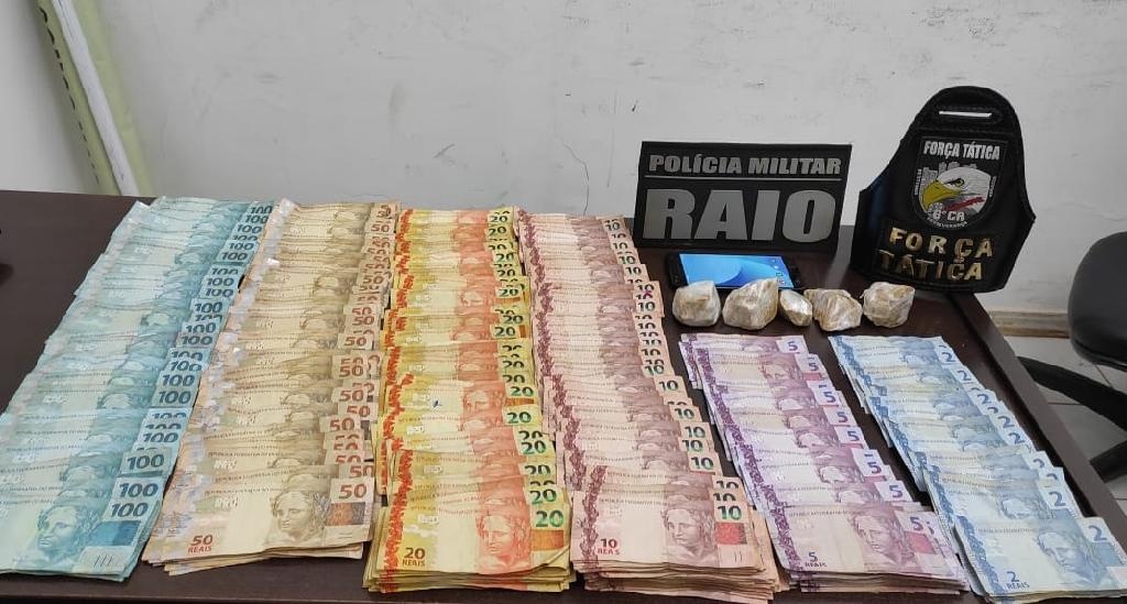 Força Tática encontra droga e R$ 8 mil em dinheiro