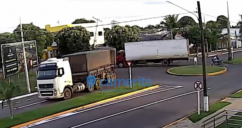 Carreta derruba poste em avenida de Sorriso