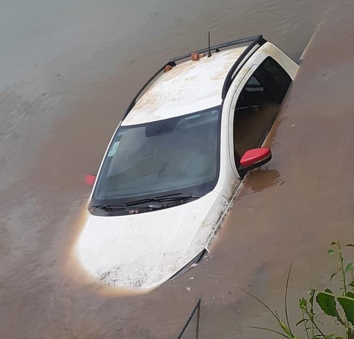 Policiais encontram Saveiro roubada submersa em tanque em Poconé