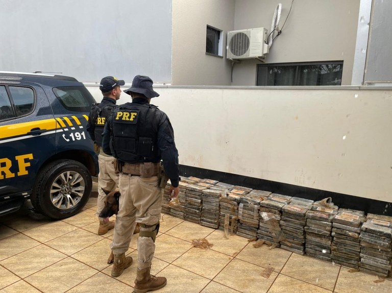 PRF apreende carreta que transportava cloridrato de cocaína em Sapezal