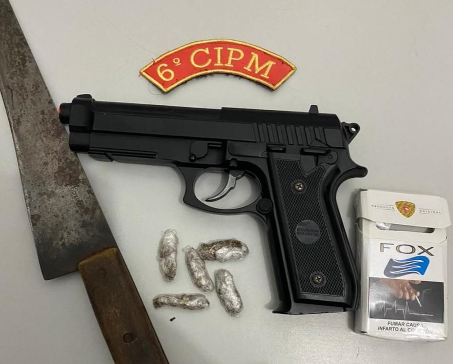 Homem é pego com réplica de arma de fogo e faca em Poconé