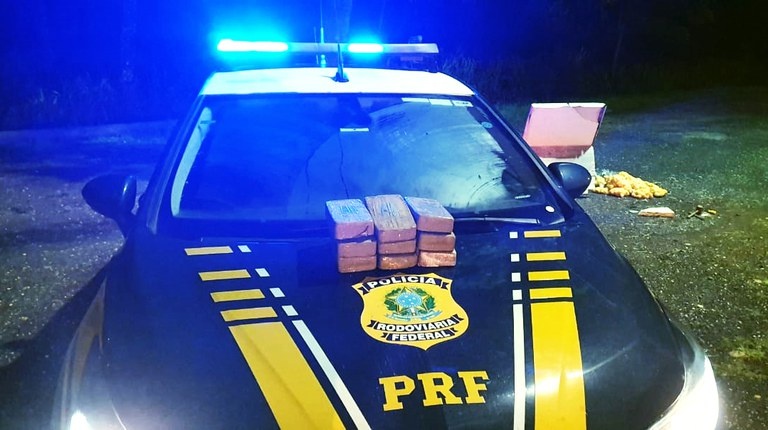 Drogas são apreendidas em fundo falso de caixa térmica