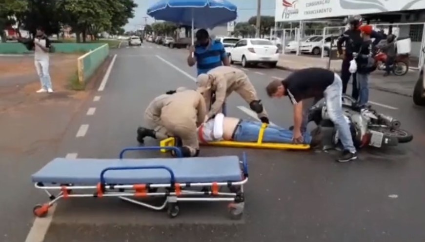 Motociclista se envolve em acidente e é atingido por outro veículo