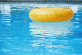 Menino de 4 anos morre afogado após cair na piscina