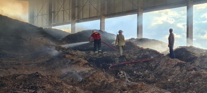 Bombeiros combatem incêndio em destilaria