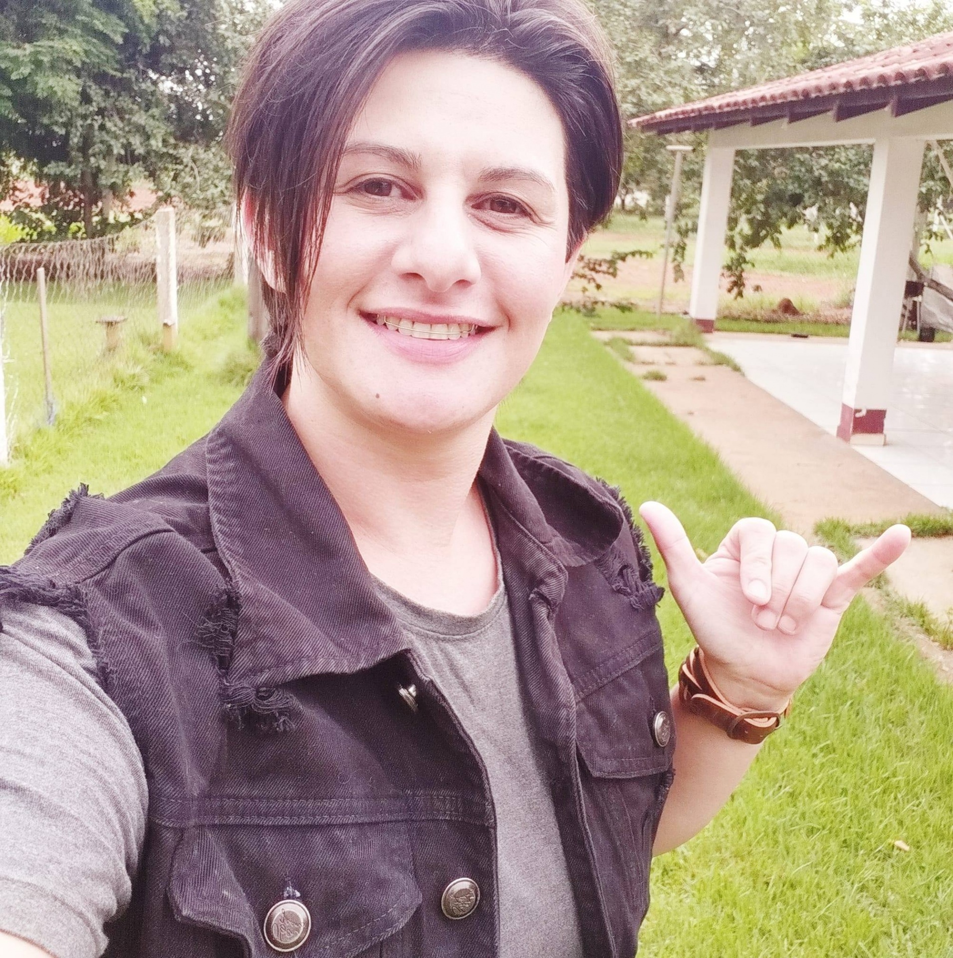 Mulher morre após bater moto na traseira de caminhonete estacionada