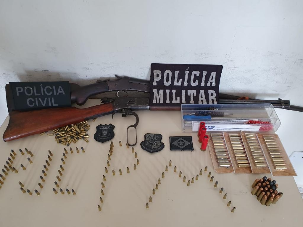 Policiais apreendem armas e munições durante cumprimento de mandado