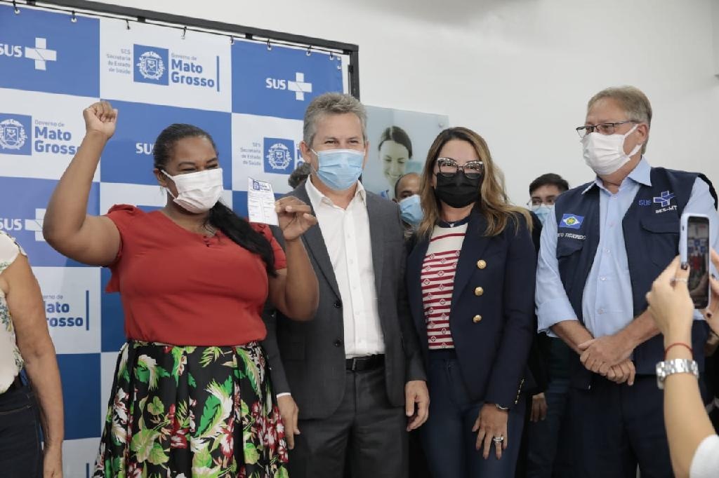 Mato Grosso começa vacinação imunizando trabalhadores