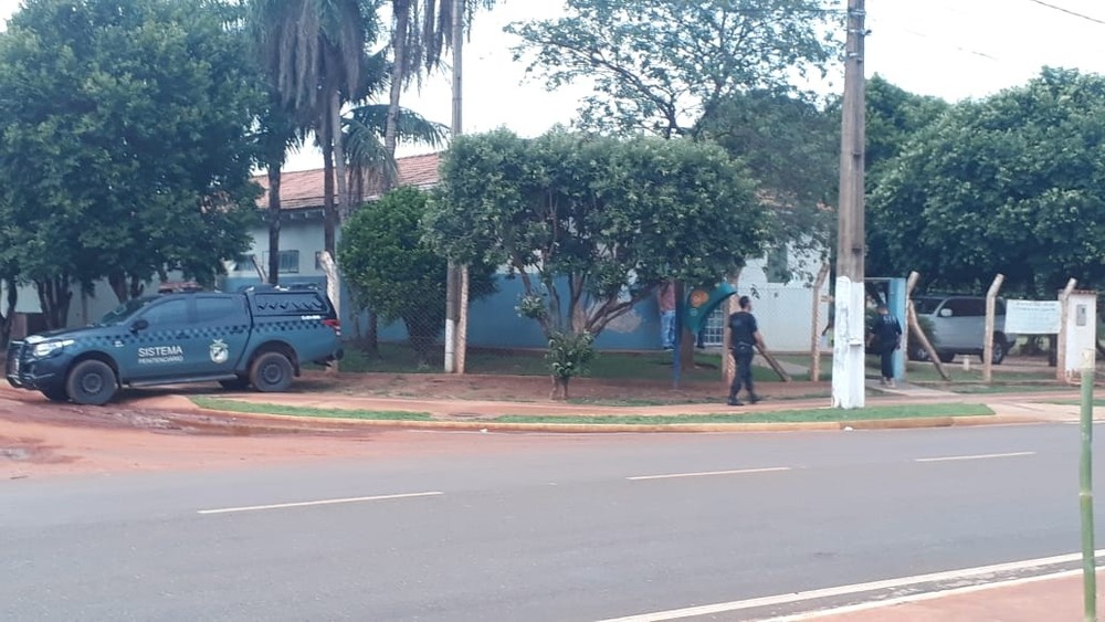 Policial é preso após tentar entrar em cadeia feminina com 14 celulares