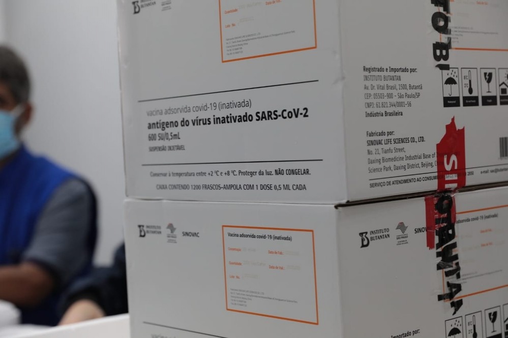 Segundo lote de vacinas deve chegar em MT ainda em janeiro, diz governador