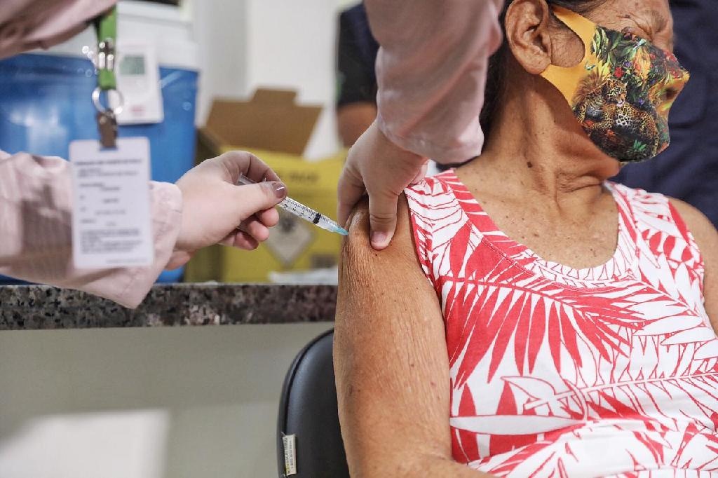 Indígena de 64 anos é vacinada contra a Covid-19 em Mato Grosso