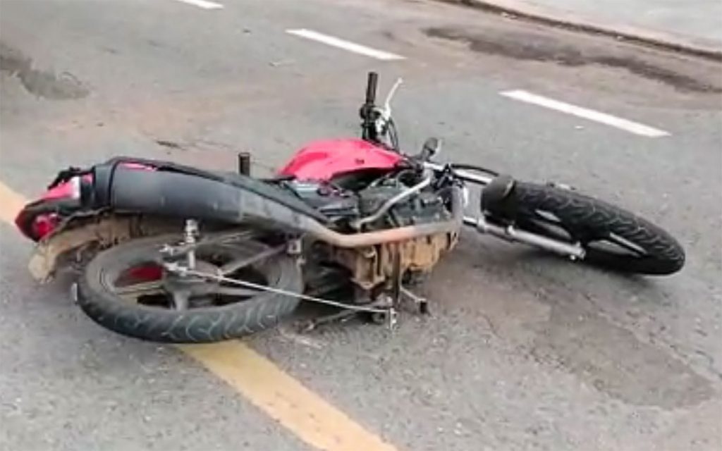 Carro sai de garagem e atinge motociclista em Sinop