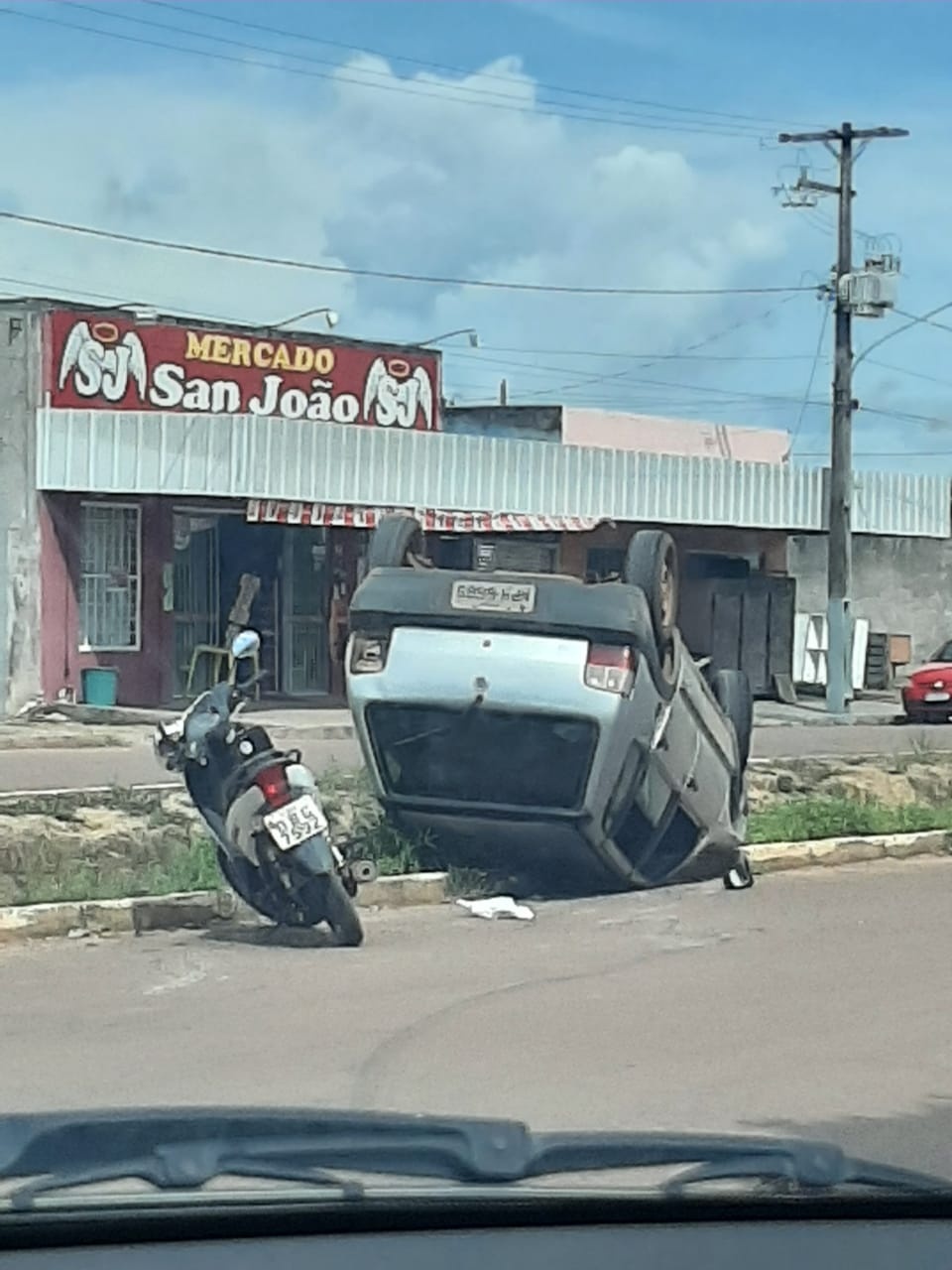 Carro fica com as rodas para cima após acidente em Sinop