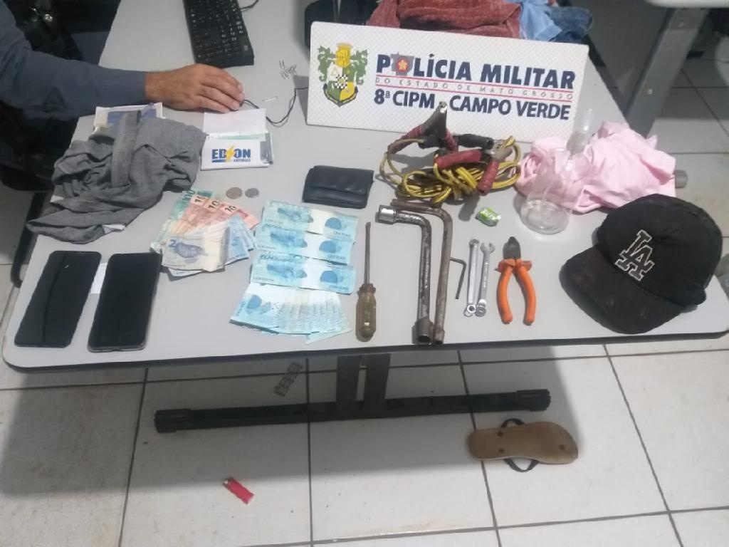 Homens são pegos em flagrante furtando peças de caminhão