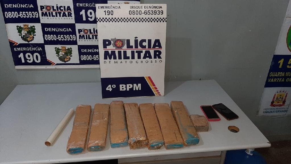 PM encontra tabletes de maconha em piso falso de residência