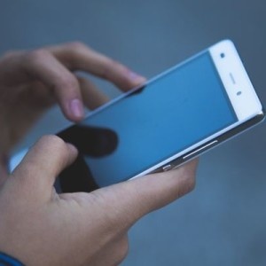 Mulher sofre prejuízo ao tentar comprar celular pela internet
