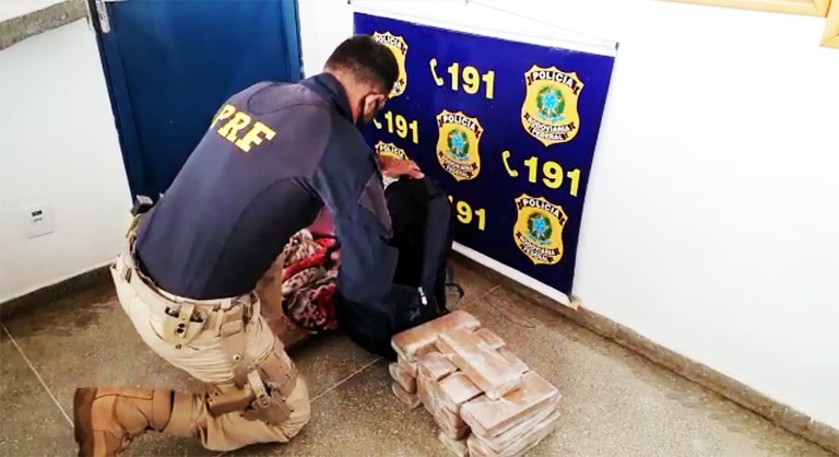 PRF apreende maconha sendo transportada em ônibus
