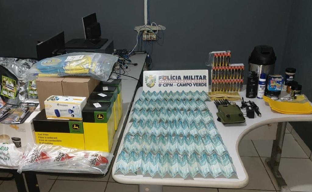 PM recupera caminhonete, dinheiro e produtos agrícolas roubados