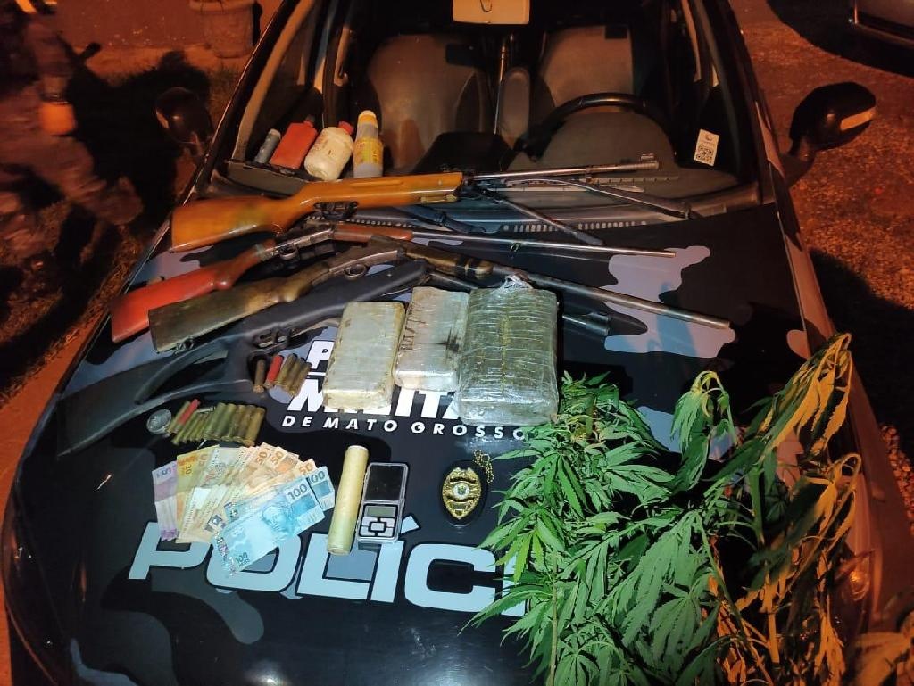 Suspeito entrega drogas e armas escondidos em Chapada dos Guimarães