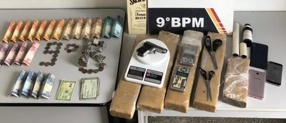 Policiais encontram droga em quitinete e detém dupla em flagrante