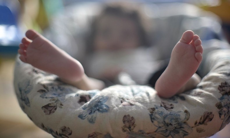 Pai adormece sobre bebê de cinco meses e criança morre em Sorriso