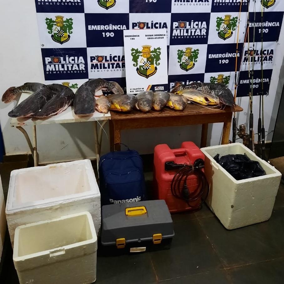 Dupla é pega com apetrechos de pesca predatória e pescado irregular