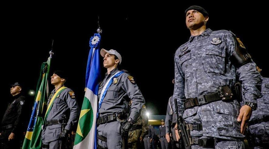 Governo de MT inicia entrega de fardamento e pistolas aos policiais militares