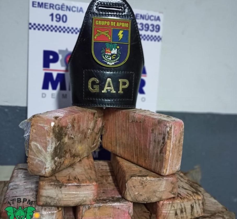 Motorista foge de abordagem, mas é pego com 11 tabletes de pasta base