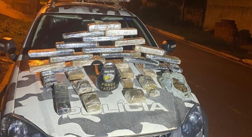 Dupla é presa após ser flagrada com 26 tabletes de maconha
