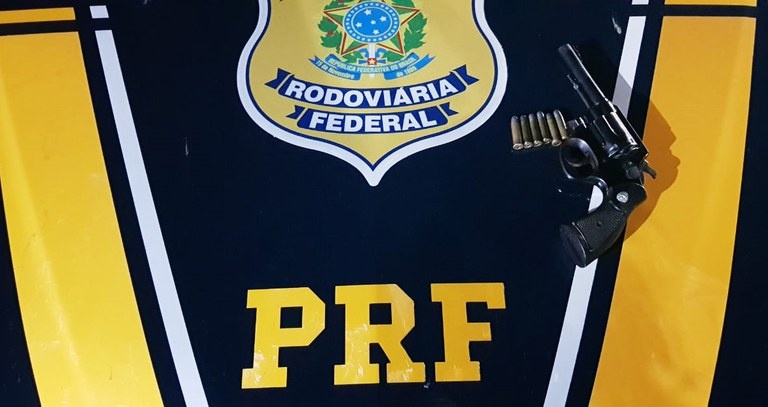 PRF prende suspeitos de roubarem veículo de carga