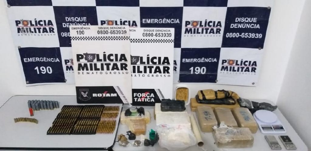 Rotam prende suspeita com 11,5 kg de drogas e munições de fuzil em quitinete