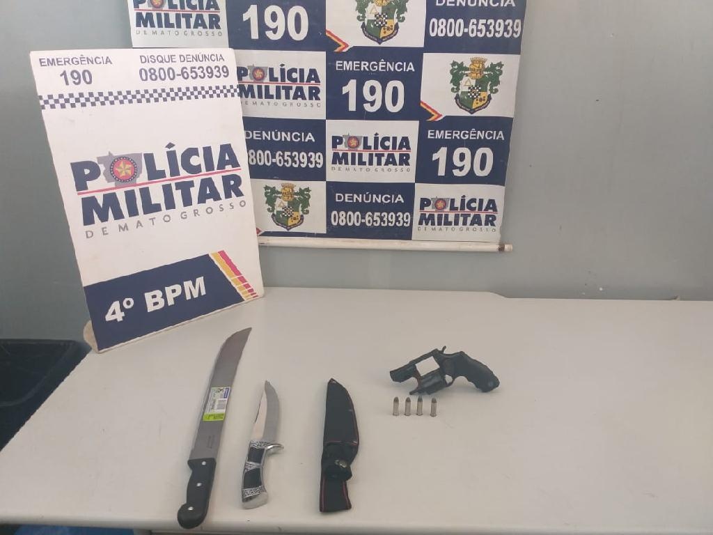 Vítima pede socorro à PM e homem é preso com revólver e facas em VG