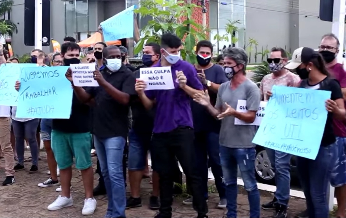 Motoristas de aplicativo e artistas protestam em frente à Prefeitura