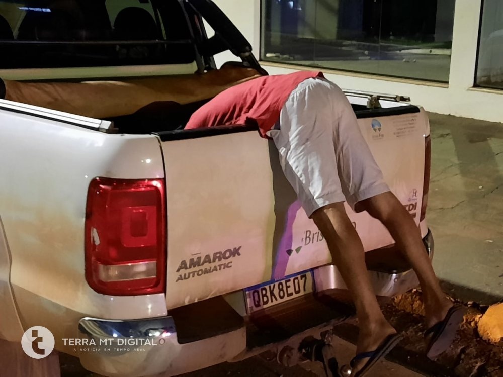 Homem fica 'pendurado' em carroceria de caminhonete após acidente