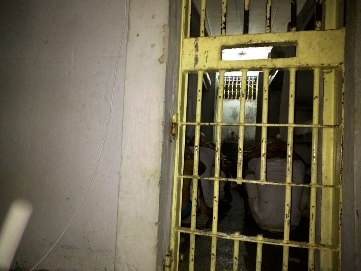 Agentes penitenciários são investigados por tortura, sexo e embriaguez dentro do 'Ferrugem'